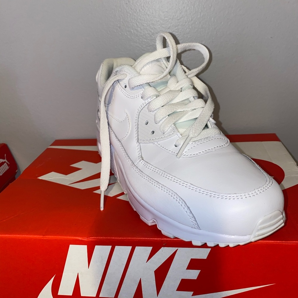 Boys white airmax 6.5